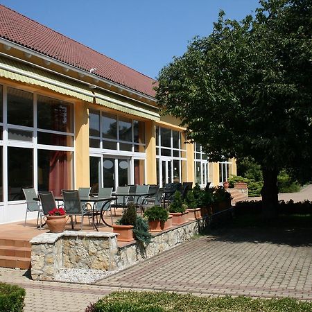 Park Hotel Es Rendezveny Centrum Babolna Bábolna Exterior photo