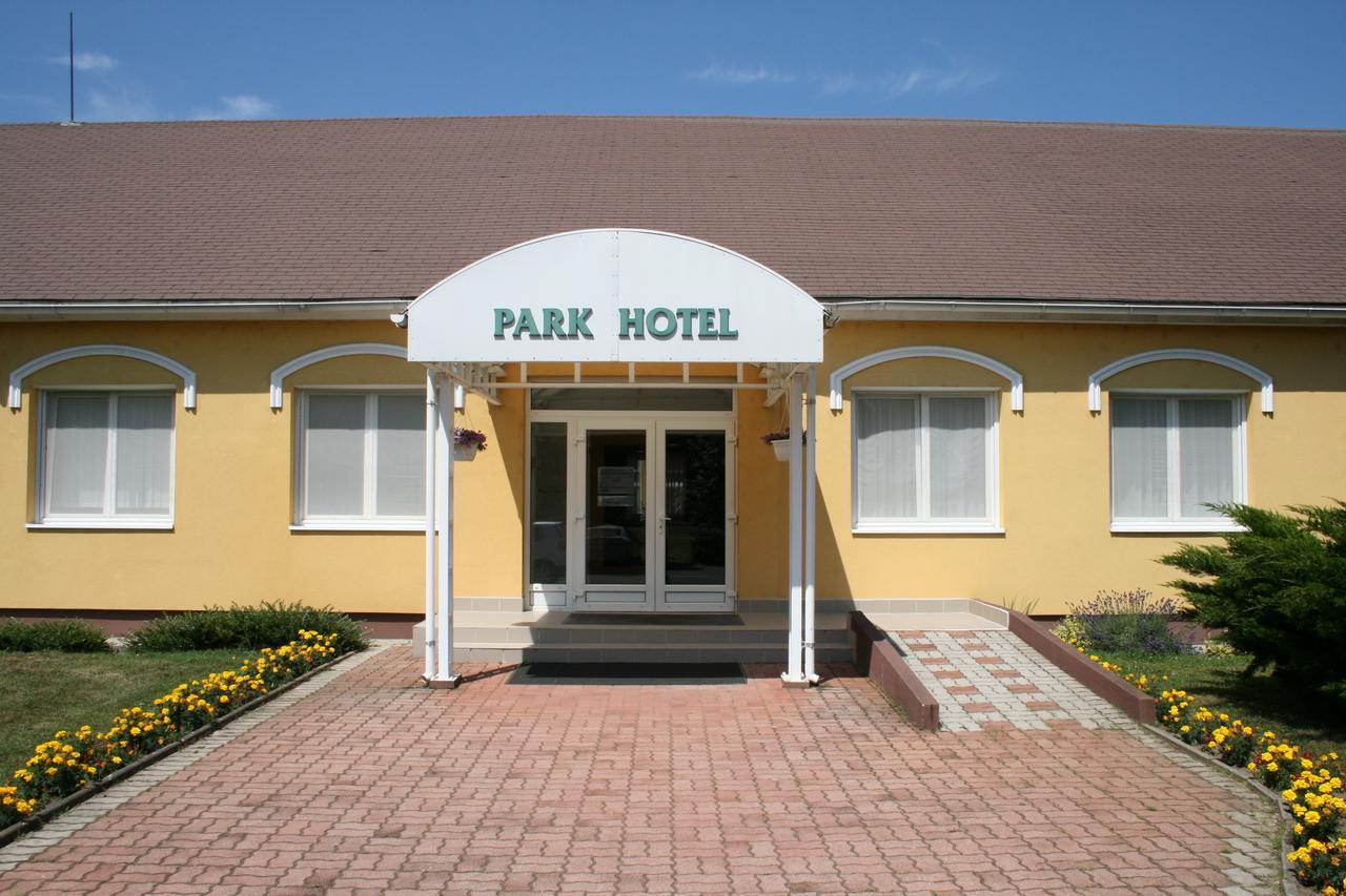 Park Hotel Es Rendezveny Centrum Babolna Bábolna Exterior photo