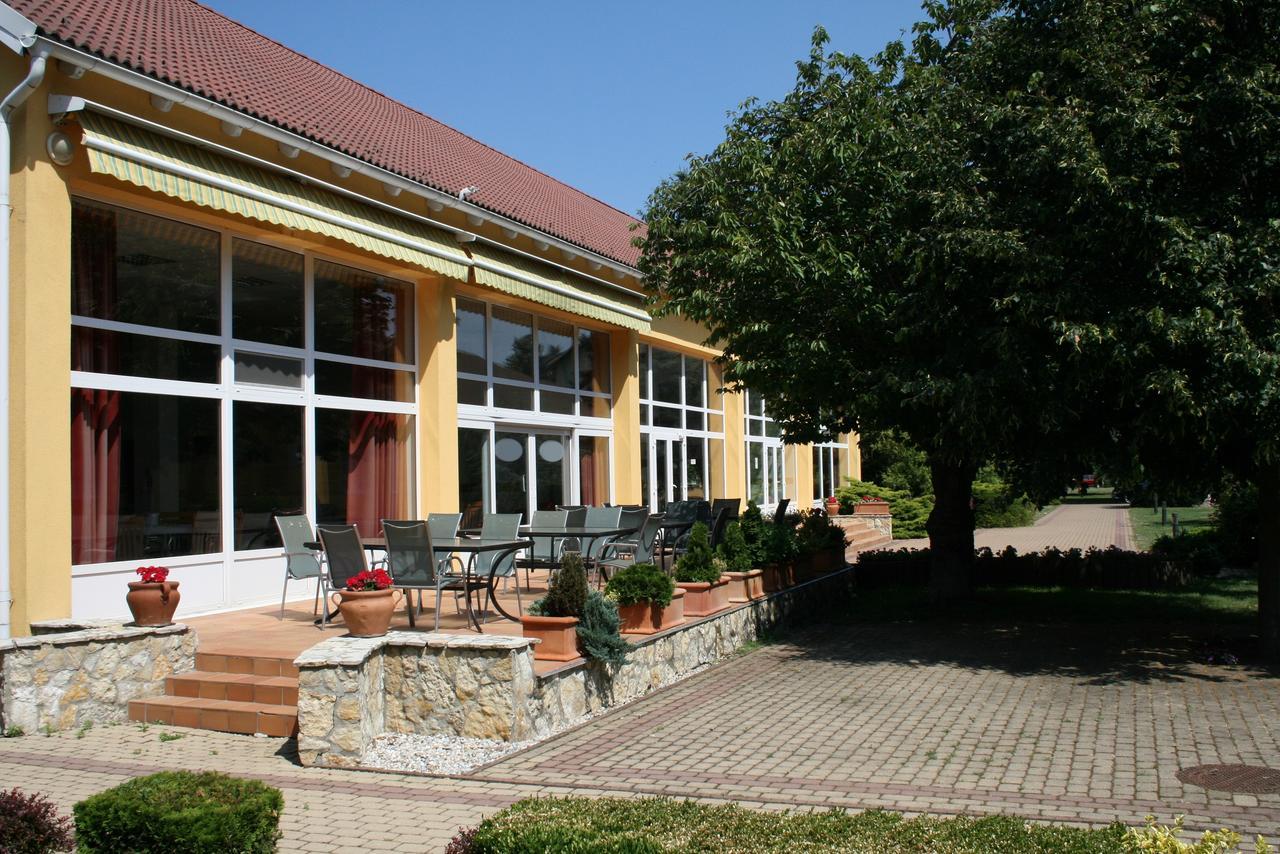 Park Hotel Es Rendezveny Centrum Babolna Bábolna Exterior photo