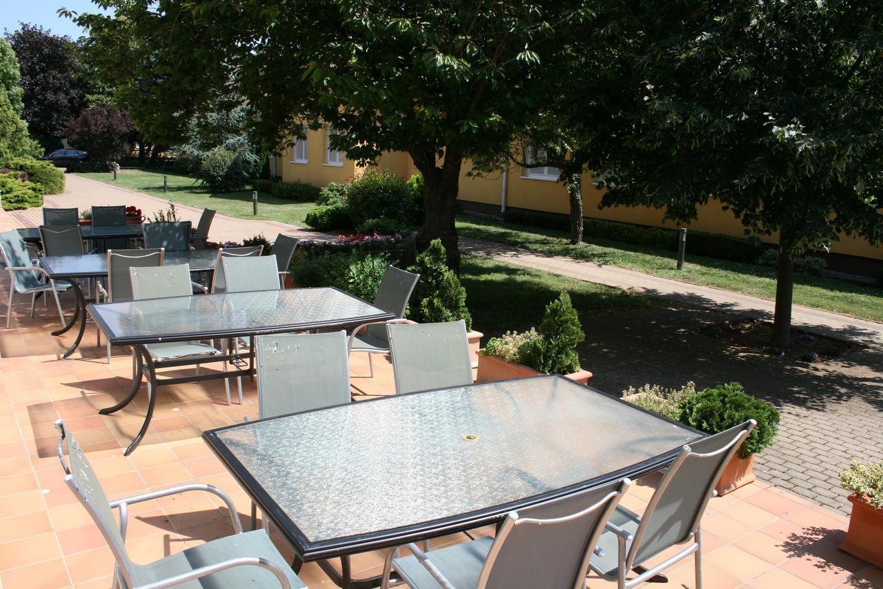 Park Hotel Es Rendezveny Centrum Babolna Bábolna Exterior photo