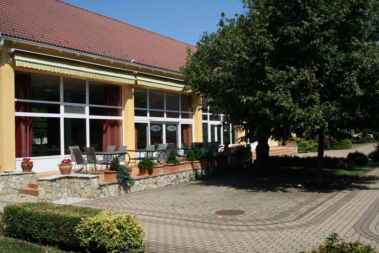 Park Hotel Es Rendezveny Centrum Babolna Bábolna Exterior photo