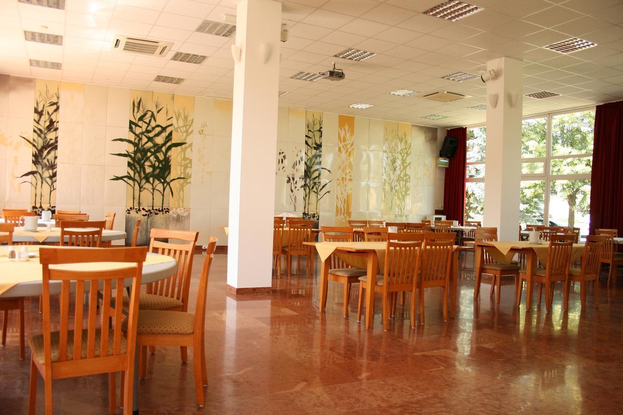 Park Hotel Es Rendezveny Centrum Babolna Bábolna Exterior photo