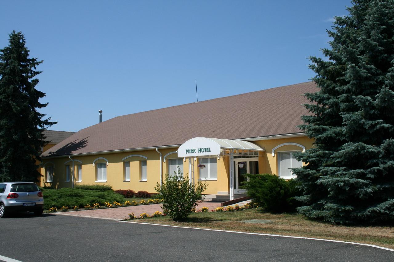 Park Hotel Es Rendezveny Centrum Babolna Bábolna Exterior photo